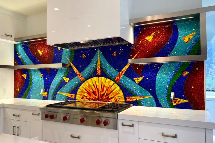 شیشه رنگی چیست و چه کاربردهایی دارد؟ 